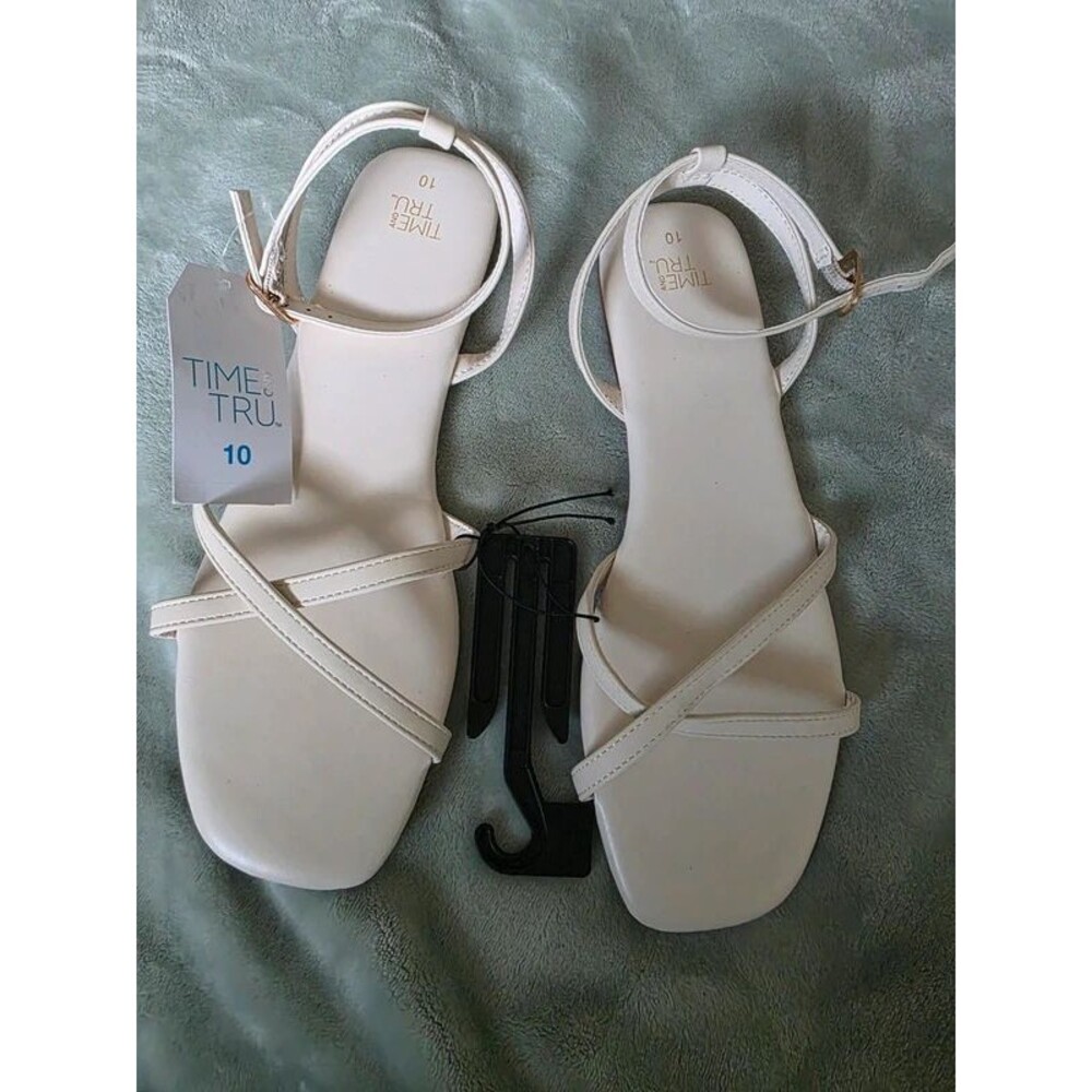 Time and Tru Women’s White Strappy Flat Sandals Size10 NWT